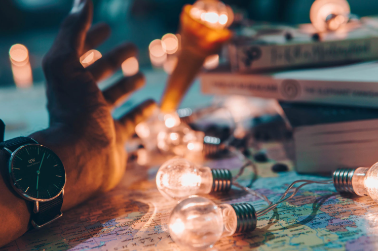 Working Across Different Time Zones: Best Practices & Tools