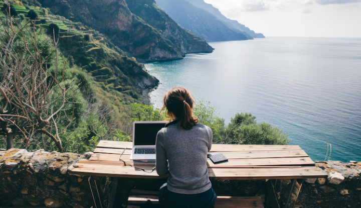 When to Outsource vs Hire Remotely (Simple Guide)